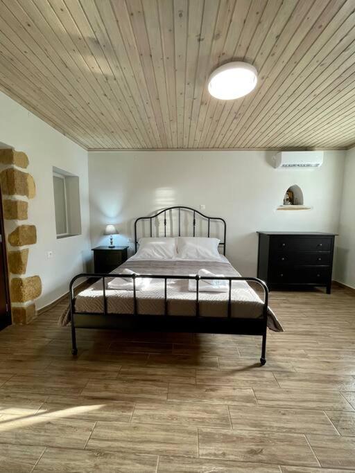 Villa Eftychia Serene Getaway With Hot Tub In A Quiet Location Kissamos Exterior photo